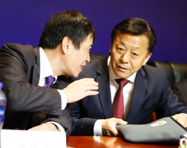 【比赛焦点瞬间】第11分钟，拉姆斯代尔遭遇逼抢后将球踢出边线。